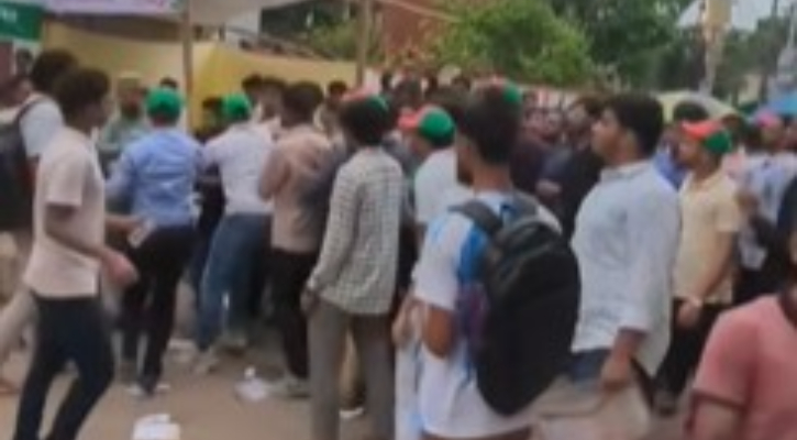 ভর্তিচ্ছুদের অভ্যর্থনা জানাতে গিয়ে হাতাহাতিতে শিবির-ছাত্রদল